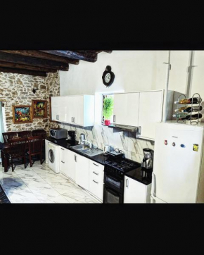 ArtHousePagoi-3br-Sleeps6-AC-Parking-5min from Beach